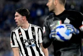 L'attaquant serbe de la Juventus Dusan Vlahovic (g) face au gardien Slovène de l'Inter Samir Handanovic en finale de la Coupe d'Italie, le 11 mai 2022 à Rome 
