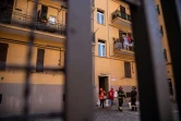 Des habitants quittent leur appartement près du viaduc Morandi le 16 août 2018