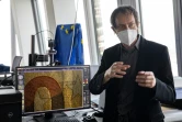 Eric Languillat, l'un des experts du laboratoire anti-contrefaçons de la Banque centrale européenne, devant le scan d'un billet en euros, le 22 décembre 2021 à Francfort, en Allemagne