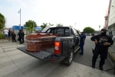 Le cercueil d'une victime du massacre carcéral arrive à la morgue de la police à Guayaquil, en Equateur, le 15 novembre 2021