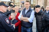 L'opposant russe Alexeï Navalny avec son épouse et son fils flanqués de policiers lors d'une manifestation à Moscou, le 14 mai 2017