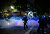 Des policiers fédéraux tirent des gaz lacrymogènes sur les manifestants, le 29 juillet 2020 à Portland