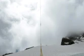 Un lot de bouteilles du Chateau de Lugey produit par Franck Labeyrie prend les airs en hélicoptère, à Cauterets dans les Pyrénées, le 7 juin 2018