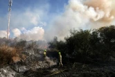 Des pompiers éteignent un feu à Lod, dans le centre d'Israël, causé par le tir d'un missile depuis le Yémen, le 15 septembre 2024, sur fond de guerre dans la bande de Gaza entre Israël et le Hamas palestinien