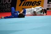 Clarisse Agbegnenou et son adversaire japonaise Miku Tashiro épuisées après leur combat en finale des Mondiaux de Tokyo, dans la catégorie des -63 kg, le 28 août 2019