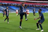 La joie de Neymar avec Marquinhos, buteur pour l'ouverture du score dans le large succès du PSG sur Leipzig en Ligue des champions, le 18 août 2020 à Lisbonne