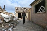Un homme marche près de sa maison détruite après des bombardements russes à Dergachi, près de Kharkiv, le 4 avril 2022