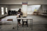Des responsables électoraux attendent les votants aux législatives de l'eSwatini, le 21 septembre 2018 dans un bureau de vote de Lobamba Lomdzala.
