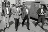 Le juge antimafia italien Giovanni Falcone (2e G) ici entouré de gardes du corps armés, le 21 octobre 1986 à Marseille, sera assassiné en 1992 en Sicile