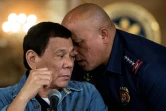 Le président philippin Rodrigo Duterte (G) écoute le directeur général de la police nationale philippine Ronald Dela Rosa, le 30 janvier 2017 à Manille