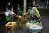 Une soupe populaire aide les personnes affectées économiquement par la pandémie dans la ville de Guatemala, le 15 septembre 2020