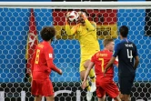 Le gardien Hugo Lloris stoppe le ballon lors de la qualification de la France en finale du Mondial le 10 juillet 2018