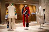Des vêtements de la créatrice de mode Stella McCartney réalisés à partir de déchets recyclés lors de l'exposition "Waste Age", au musée du Design de Londres, le 2 février 2022