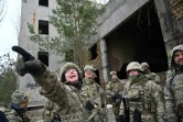 Des soldats et des réservistes ukrainiens participent à des exercices militaires près de Kiev, le 19 février 2022 