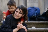 Nour, une réfugiée syrienne qui faisait partie des 12 Syriens ramenés par le pape François de Lesbos, et son fils Riad, le 5 avril 2017 à Rome