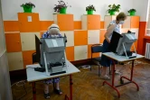 Dans un bureau de vote lors des élections législatives, à Sofia le 11 juillet 2021