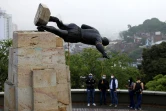 Des indigènes de l'ethnie Misak renversent la statue du conquistador espagnol Sebastian de Belalcazar, le 28 avril 2021 à Cali, en Colombie