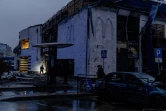 Un pompier dans les décombres d'une station de métro et d'un McDonald's après un bombardement à Kiev, le 18 janvier 2025
