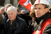 Guy Bedos (g) au côté du représentant CGT des ouvriers d'ArcelorMittal, Yves Fabbri, le 12 mars 2012 à Florange (Moselle)