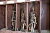 Armes confisquées visibles dans l'armurerie de la base anti-braconnage du parc national Zah Soo à Binder, dans le sud-ouest du Tchad, le 12 juin 2024