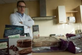 Le directeur français d'ABCD Nutrition, Bruno Pierre, pose devant ses produits sans gluten à Roye, le 7 janvier 2016