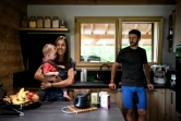 La traileuse et vétérinaire française Anne-Lise Rousset, en compagnie de son fils Faustin et de son mari et coach de l'équipe de France, Adrien Séguret, le 5 juin 2022 dans leur maison près d'Annecy