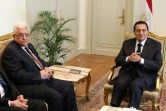 Le président égyptien Hosni Moubarak (d) et le président palestinien Mahmoud Abbas en septembre 2010 au Caire