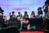 Un danseur en compétition dans la catégorie "Voguing ouvert à tous", devant des juges, lors d'un bal de voguing dans un bar à Pékin, le 27 mars 2021