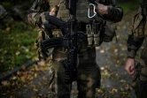 Lourdement équipé, un soldat de l'opération Sentinelle s'apprête à partir sur le terrain dans la banlieue nord de Paris, le 6 novembre 2020