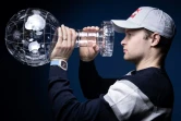 Le Français Alexis Pinturault, vainqueur du gros globe de cristal, récompensant le meilleur skieur de la saison, pose, le 24 mars 2021 dans les locaux de l'Agence France-Presse à Paris