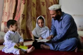 Réfugié afghan au Pakistan, Ashiqullah Jan et ses enfants à son domicile à Peshawar le 29 septembre 2018