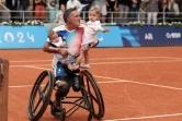 Le Français Stéphane Houdet célèbre sa victoire sur le court Philippe Chatrier après avoir remporté son quart de finale de tennis en double en fauteuil roulant contre les Brésiliens Gustavo Silva Carneiro et Daniel Rodrigues au stade Roland-Garros lors des Jeux paralympiques de Paris 2024, le 3 septembre 2024