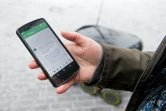 Un client reçoit un message sur son téléphone portable l'informant de l'arrivée du robot Wolt lui apportant son déjeuner à Tallinn, en Estonie, le 16 février 2017
