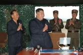 Photo diffusée le 25 août 2019 par l'agence nord-coréenne Kcna du dirigeant nord-coréen Kim Jong Un (c) lors d'un test de lance-missiles multiples, le 24 août 2019 en Corée du Nord