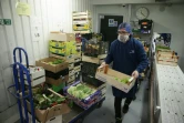 Préparation de caisses de fruits et légumes dans l'entrepôt de la société Natoora, au sud de Londres, le 5 décembre 2018