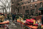 Les secours devant un immeuble du quartier du Bronx, à New York, où s'est déclenché un violent incendie ayant fait au moins 19 morts le 9 janvier 2021