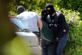 Des policiers chargent une caisse de munitions appartenant à l'ETA, à Biarritz, le 28 mai 2015