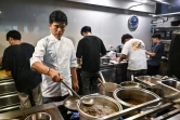 Le chef Thitid "Ton" Tassanakajohn dans les cuisines de son restaurant Le Du, le 23 juin 2023 à Bangkok, en Thaïlande