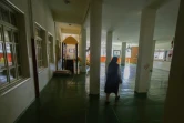Une religieuse dans les couloirs vides de l'école Notre-Dame-de-Lourdes, à Zahle, au Liban, le 30 juin 2020