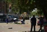 Des membres des forces de sécurité burkinabè près d'un véhicule blindé lors d'attaques armées dans la capitale, le 2 mars 2018 à Ouagadougou