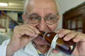 Le généticien et "sculpteur d'arômes" Michael Moisseeff sent une de ses préparations dans son laboratoire chez lui à Montegut-Lauragais, le 29 juillet 2020