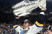 Vladimir Tarasenko des St. Louis Blues soulève la Stanley Cup après la victoire des Blues sur les Bruins de Boston le 12 juin 2019 à Boston. (ARCHIVES)