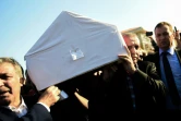 Le président turc Recep Tayyip Erdogan (D) et l'ex-président Abdullah Gul (G) portent le cercueil d'une victime du putsch manqué, le 17 juillet 2016 à Ankara