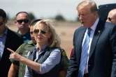 Kirstjen Nielsen, alors ministre de la Sécurité intérieure des Etats-Unis, et le président Donald Trump le 5 avril 2019 à Calexico (Etats-Unis), à la frontière mexicaine