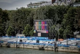 Cette photographie montre un écran géant et les tribunes sur la Seine à la veille de la cérémonie d'ouverture des Jeux olympiques 2024, à Paris, le 25 juillet 2024