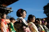 Observé le deuxième lundi de janvier, ce rituel marqué par des cérémonies tirant leur origine chez les familles de samouraïs rassemble filles et garçons dont le 20e anniversaire est tombé l'année précédente ou arrivera avant le 31 mars.