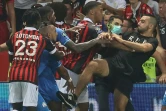 Le meneur de jeu de l'OM Dimitri Payet retenu par Lotomba après avoir été pris pour cible par un fan de l'OGC Nice à l'Allianz Riviera, le 22 août 2021 