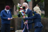 Joe Biden et sa femme Jill déposent une gerbe de fleurs en hommage aux anciens combattants le 11 novembre 2020 à Philadelphie