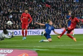Le gardien sénégalais de Chelsea Edouard Mendy dévie le tir de l'attaquant de Liverpool, Sadio Mané, lors de la finale de la Coupe de la Ligue, le 27 février 2022 au Stade de Wembley à Londres
