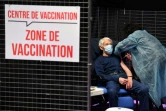 Un homme se fait vacciner le 2 mars 2021 à Garlan (France)